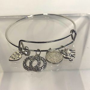 NEW TONE 5 CHARM ADJUSTABLE BRACELET SILVER